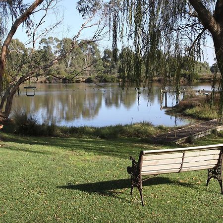 Little Lake Cottage Nyora Екстер'єр фото
