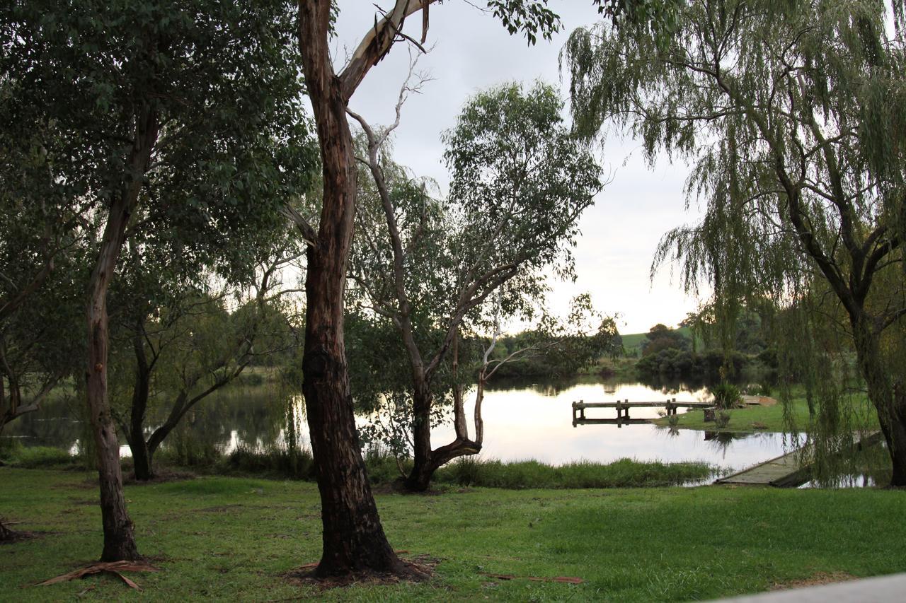 Little Lake Cottage Nyora Екстер'єр фото