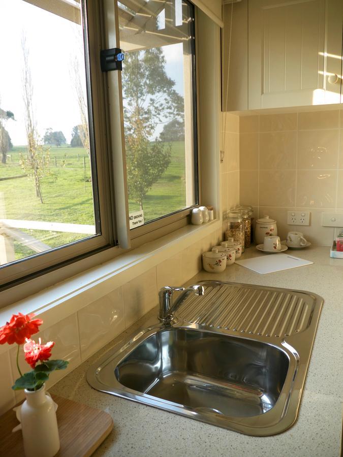 Little Lake Cottage Nyora Екстер'єр фото