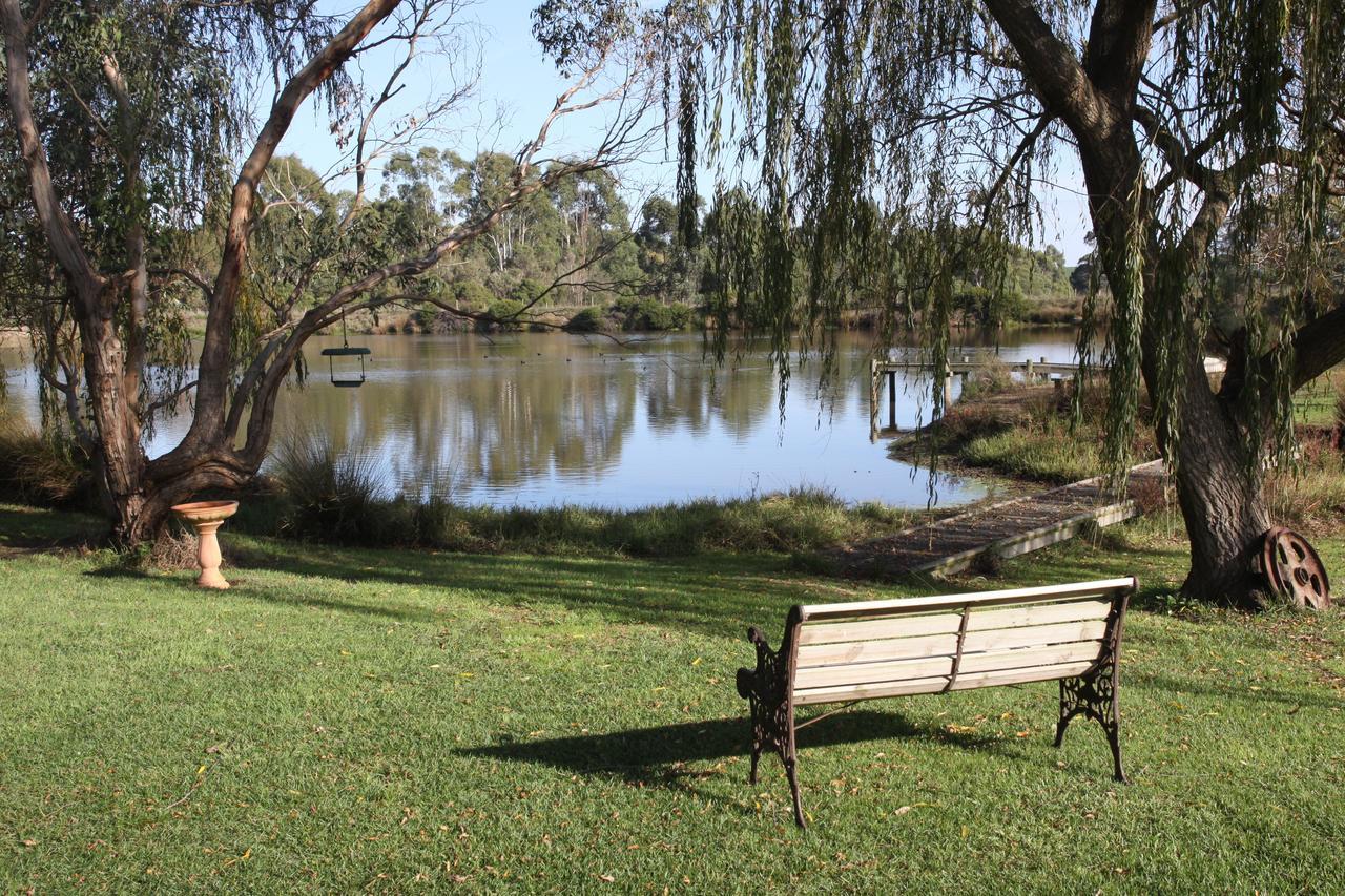 Little Lake Cottage Nyora Екстер'єр фото